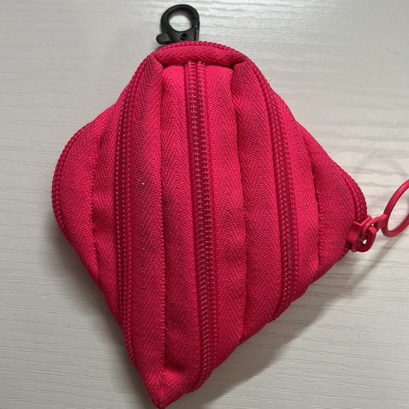 Zip it - Picture 2 of 2